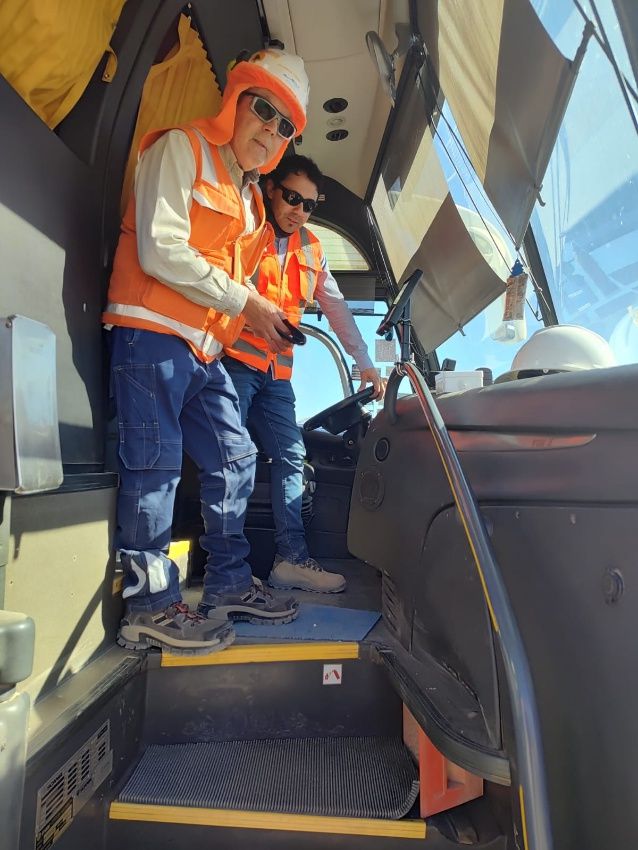 Trabajadores ingresando a bus con control de acceso Elipse