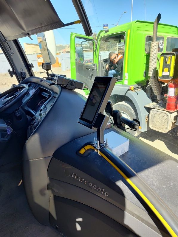 Mini tótem Elipse instalado dentro de un bus de acercamiento