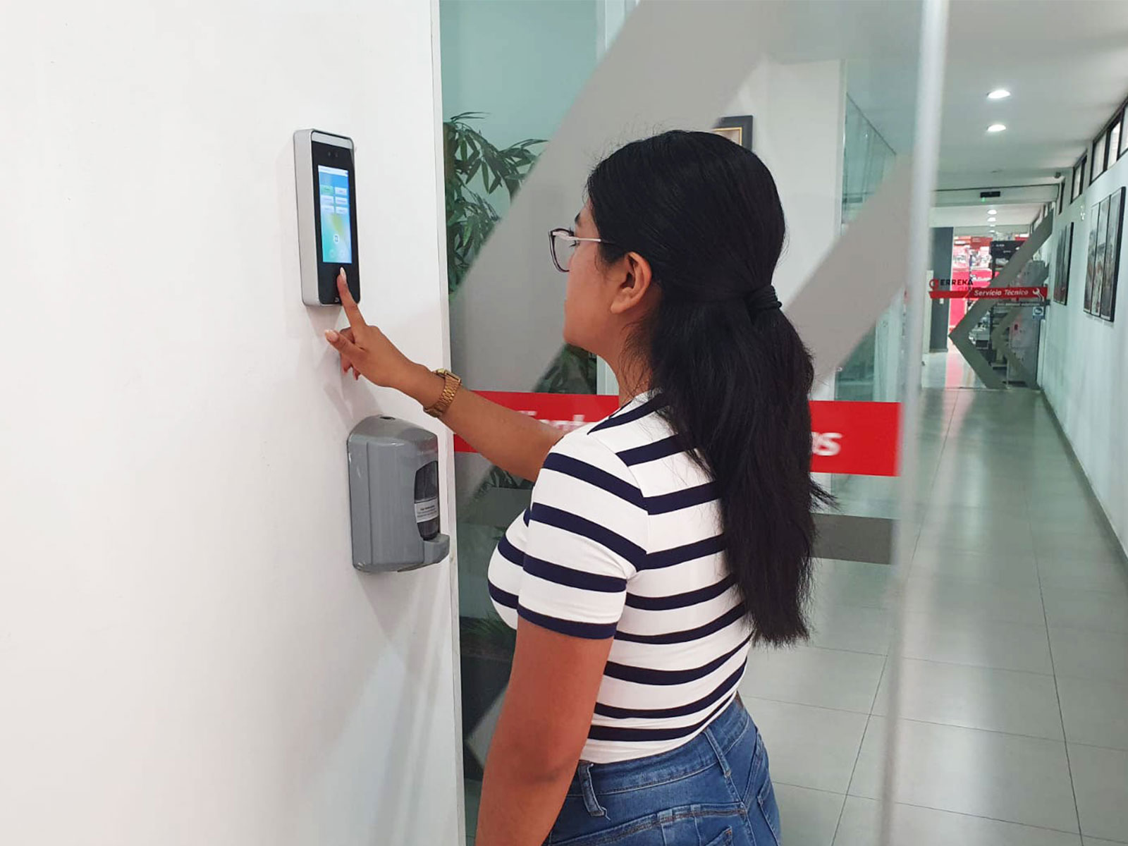 Persona utilizando un terminal biométrico para ingresar a una instalación