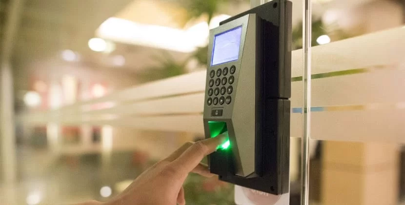 Lector de huella y teclado instalado en una puerta de vidrio