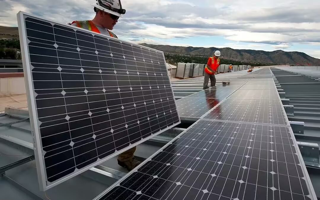 Montaje de paneles solares para autoconsumo eléctrico en cubierta empresarial