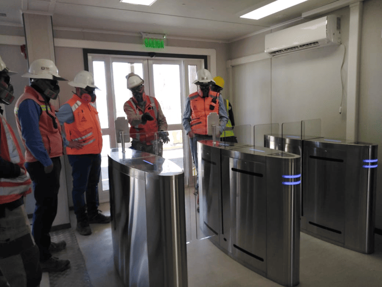 Pasillos motorizados instalados en faena minera para Control de acceso peatonal