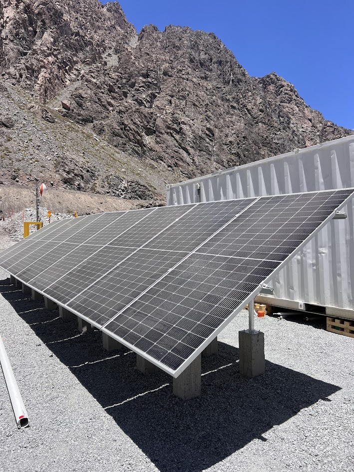 Banco de paneles solares en Minera Los Pelambres